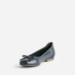 Ballerine marine avec nœud