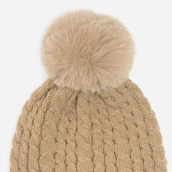 Bonnet camel en tricot torsadé à pompon
