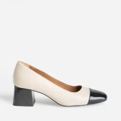Escarpin beige cuir bout noir verni