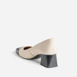 Escarpin beige cuir bout noir verni