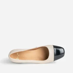 Escarpin beige cuir bout noir verni