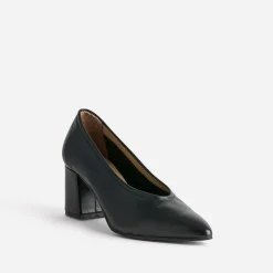 Escarpin noir en cuir à décolleté couvrant