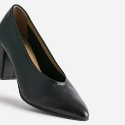 Escarpin noir en cuir à décolleté couvrant