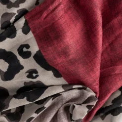 Foulard rouge et beige à motif léopard