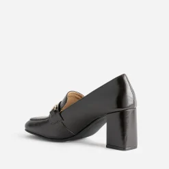 Mocassin à talon marron verni