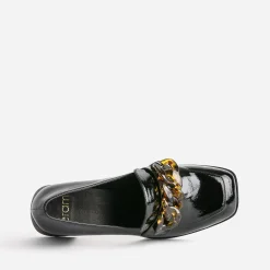 Mocassin à talon noir verni avec maxi chaîne