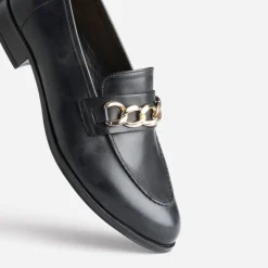 Mocassin noir en cuir à chaîne