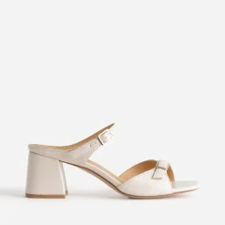 Mule beige à brides fines et boucles rectangulaires