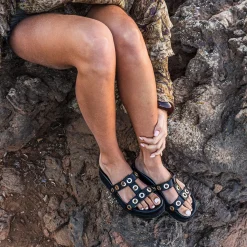 Mule TEXTO noire cuir décor oeillets