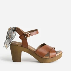 Sandale cognac en cuir éco-conçu détail foulard