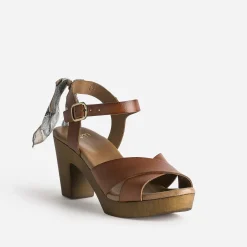 Sandale cognac en cuir éco-conçu détail foulard