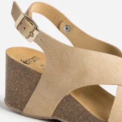 Sandale compensée anatomique beige doré en cuir embossé