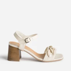 Sandale écrue en cuir avec maxi-chaîne écrue