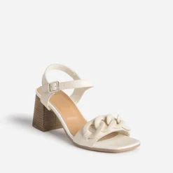 Sandale écrue en cuir avec maxi-chaîne écrue