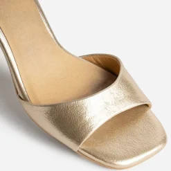 Sandale dorée à talon flare
