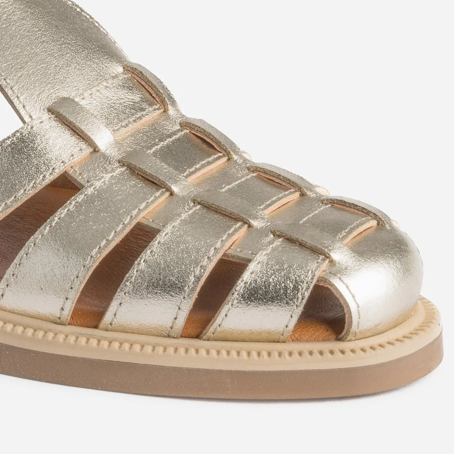 Sandale dorée en cuir à brides tressées