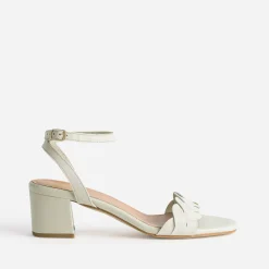 Sandale en cuir blanc cassé