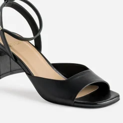 Sandale noire cuir décolleté carré