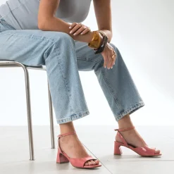 Sandale rose cuir verni décolleté carré