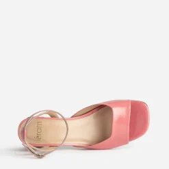 Sandale rose cuir verni décolleté carré