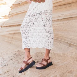 Sandale TEXTO cognac anneaux et clous